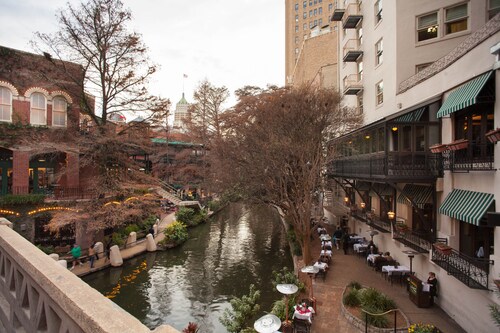 Spacious River Walk Resort close to the Alamo and Americas Oldest Stone Church