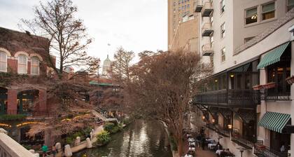 Spacious River Walk Resort close to the Alamo and Americas Oldest Stone Church