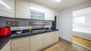 Three Room | Eigene Küche | Kühlschrank, Mikrowelle, Wasserkocher, Reiskocher