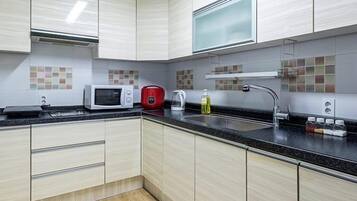 Three Room | Cocina privada | Refrigerador, microondas, tetera eléctrica y arrocera