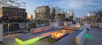 DOWNTOWN Austin with ROOFTOP Pool and BBQ Area, Fire Pit & a Fitness Center