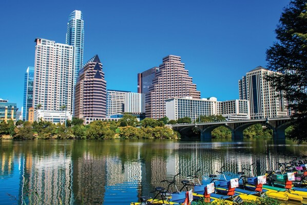 Marina - DOWNTOWN Austin with ROOFTOP Pool and BBQ Area, Fire Pit & a Fitness Center (Austin)
