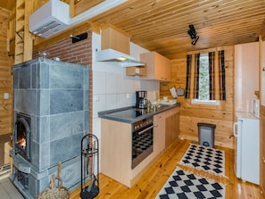 Refrigerador, microondas y utensilios de cocina 