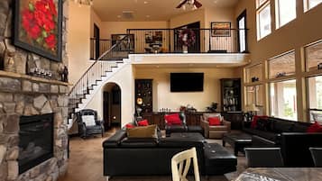 Smart-TV, peis og bøker