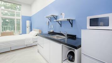 Habitación (One) | Cocineta privada | Refrigerador, microondas, tetera eléctrica y arrocera