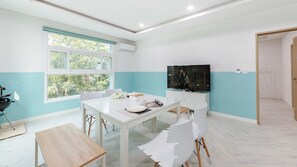 Quarto (Mini Two) | Área de estar | TV de tela plana