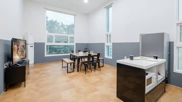 Room (Mini Two) | Ruang tamu | TV skrin rata