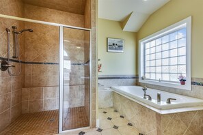 Combined shower/tub, towels