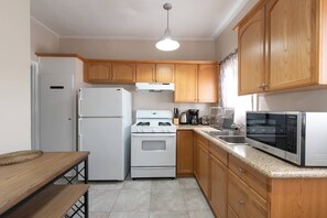 Fridge, microwave, oven, stovetop - Pasadena Lovely apartment near Old Town (Pasadena)