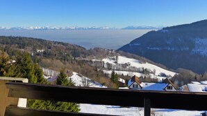 A panoramic view of a mountainous landscape with a clear sky. - Centaure by Interhome (Sainte-Croix)