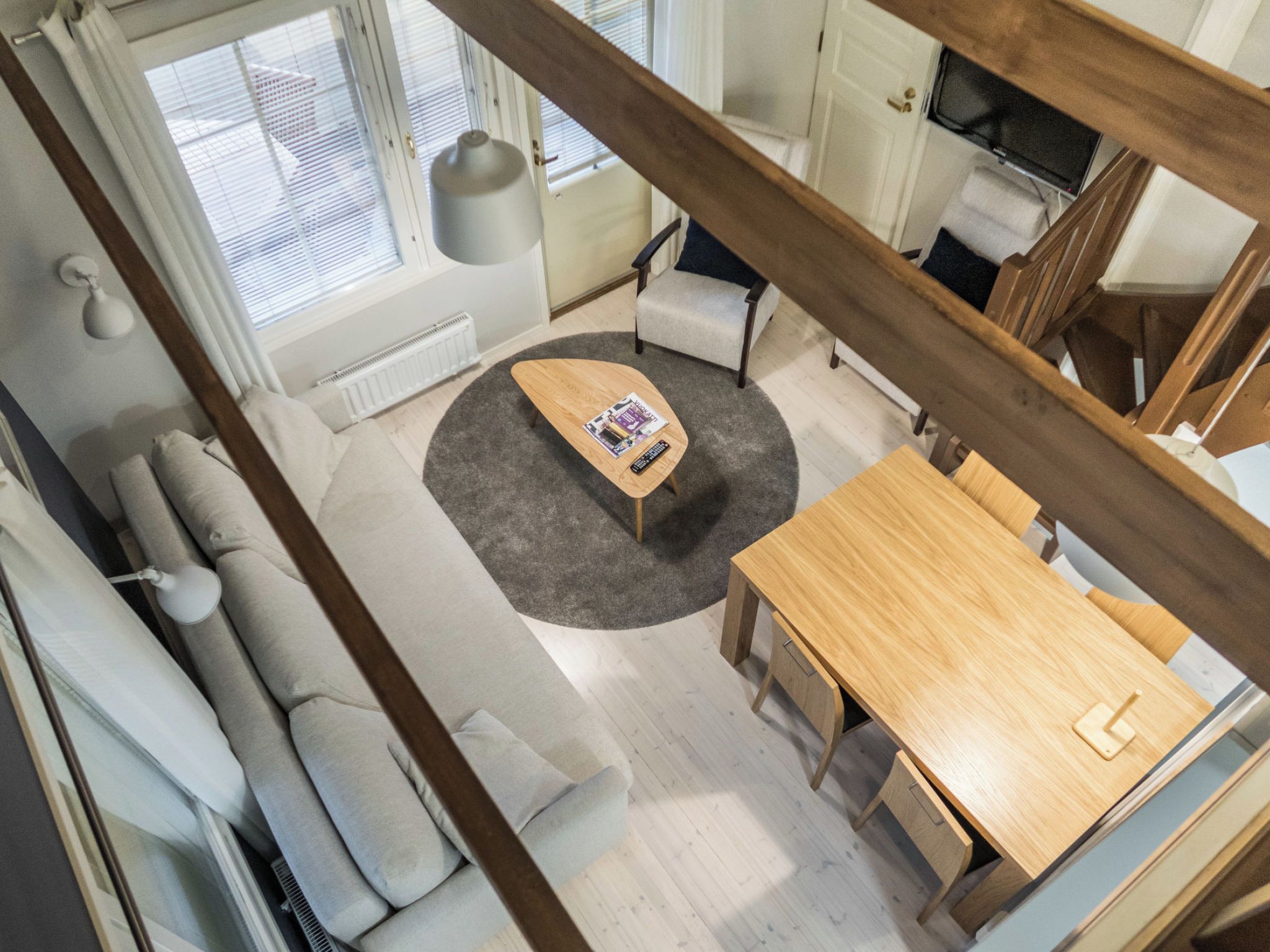 Una sala moderna con sofá, una mesita de centro y una mesa de comedor.