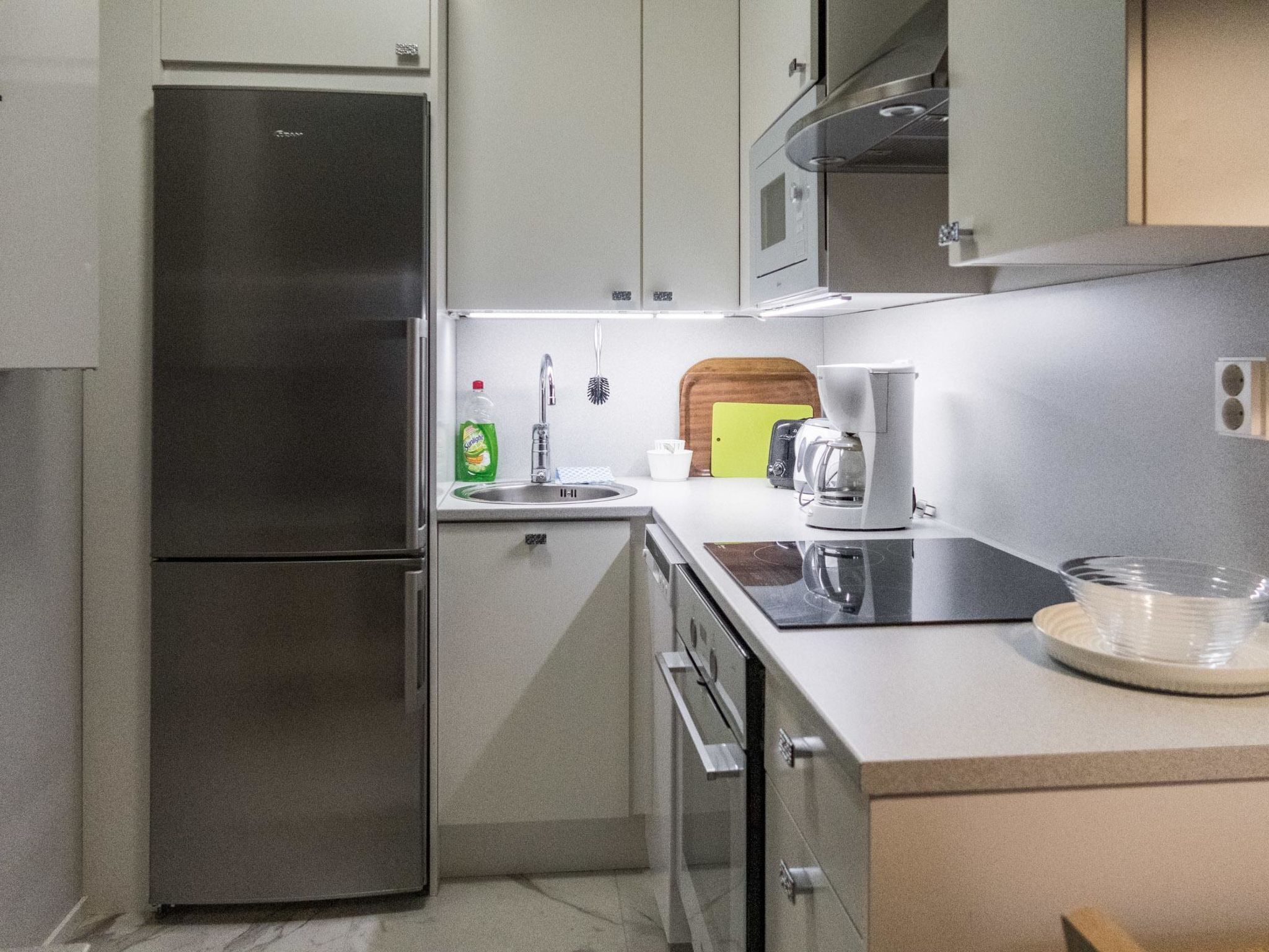 Jääkaappi, mikroaaltouuni, astianpesukone