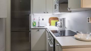 Fridge, microwave, dishwasher, cookware/dishes/utensils