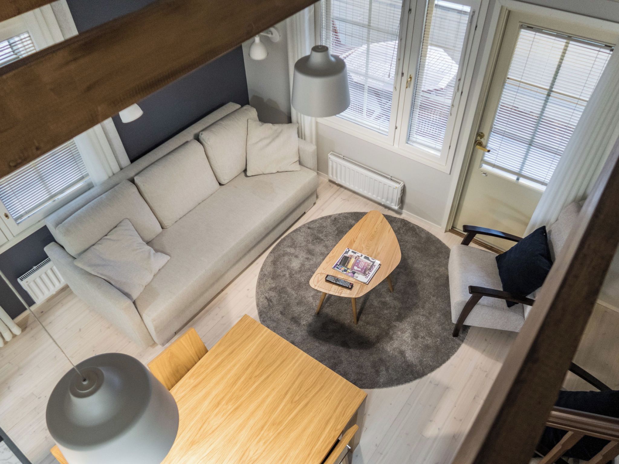 Een moderne woonkamer met een bank, een salontafel en een fauteuil.