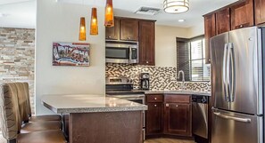 Réfrigérateur, four à micro-ondes, un four, surface de cuisson