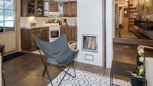 Una cocina moderna con armarios de madera, horno empotrado y chimenea.