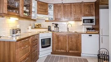 Kühlschrank, Mikrowelle, Geschirrspüler, Kochgeschirr/Geschirr/Besteck