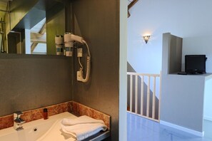 Shower, hair dryer, towels - Zonza, duplex apartment (zonza)