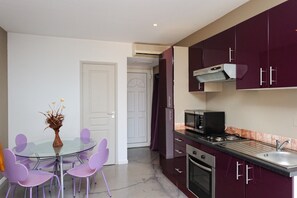 Réfrigérateur, micro-ondes, four, plaque de cuisson