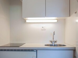 Køleskab, køkkentøj/tallerkener/redskaber