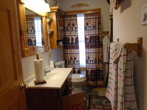 Combined shower/bathtub, hair dryer, towels, soap