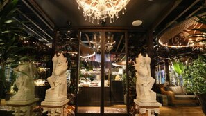 Fachada de la propiedad por la tarde o noche