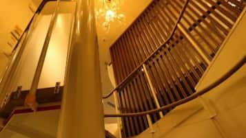 Chambre Deluxe, fumeurs | Escalier