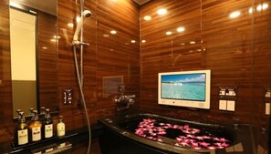 Bañera y ducha independientes, bañera profunda