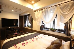 Escritorio y espacio para trabajar con laptop 