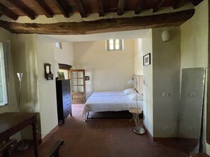 4 camere, una cassaforte in camera, una scrivania, ferro/asse da stiro