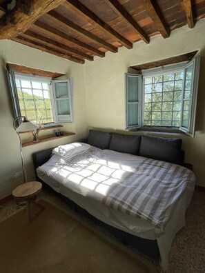 4 makuuhuonetta, tallelokero huoneessa, työpöytä, silitysrauta/-lauta