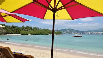 Plage à proximité, chaise longue, serviettes de plage