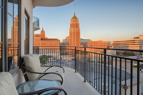 Downtown San Antonio Resort close to RiverWalk and The Alamo with Rooftop Pool and Hot tub