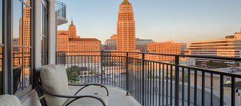 Downtown San Antonio Resort close to RiverWalk and The Alamo with Rooftop Pool and Hot tub
