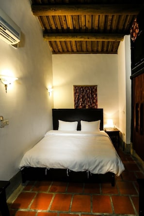 Desk, rollaway beds, free WiFi - Qiong Lin 92 Homestay (Jinhu)