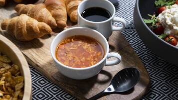 Daily continental breakfast (JPY 620 per person)