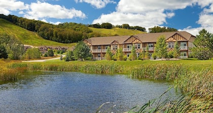 Kommen Sie in unserem Boyne Mountain Resort mit einem saisonalen Pool, einem Innen-Whirlpool, einem Fitnessstudio und einem Spielezimmer Ski