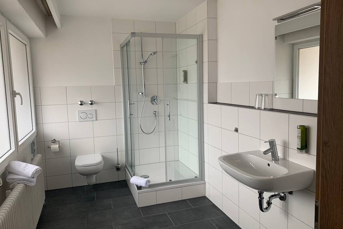 traditional suite | bathroom | shower, free toiletries, hair dryer, towels