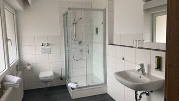 Design Suite | Bathroom | Shower, free toiletries, hair dryer, towels