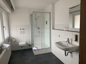 Ducha, artículos de tocador gratuitos, secador de pelo, toallas