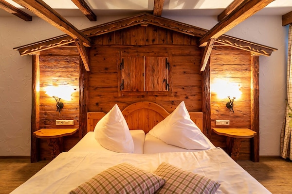 Design-sviitti | 1 makuuhuone, allergiatestatut vuodevaatteet, tallelokero huoneessa