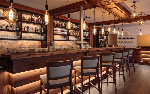 Se sirven desayunos, almuerzos y cenas; cocina alemana