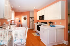 Fridge, microwave, oven, stovetop - Home with golf cart,community pool,easy access,Spinnakers Reach community (Emerald Isle)