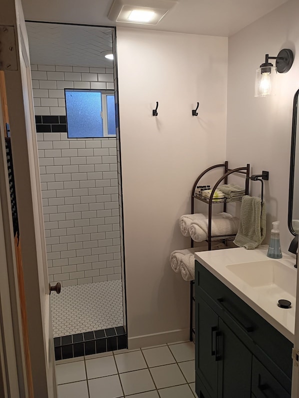 Bañera con ducha, secador de pelo, toallas, jabón