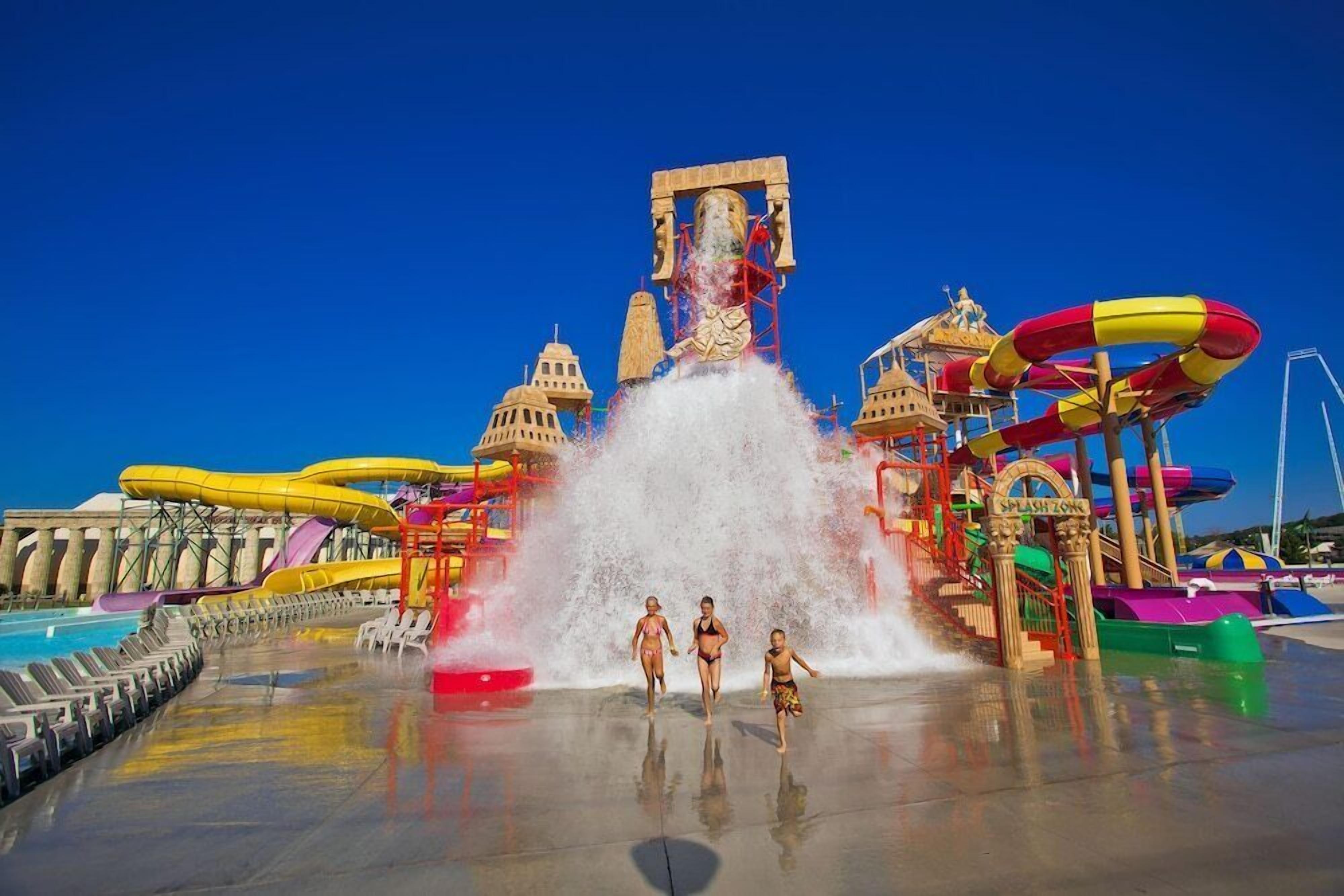Un parc aquatique doté de nombreux toboggans et d’une grande fontaine.
