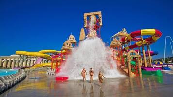 Un parc aquatique doté de nombreux toboggans et d’une grande fontaine.