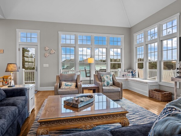 Älytelevisio, DVD-soitin, pöytäjalkapallopöytä