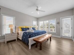 5 chambres, fer et planche à repasser, lit de bébé portatif