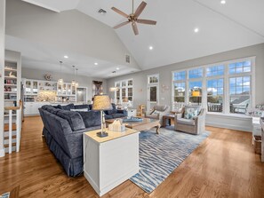 Älytelevisio, DVD-soitin, pöytäjalkapallopöytä