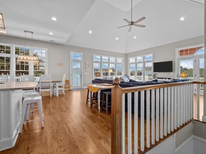 Älytelevisio, DVD-soitin, pöytäjalkapallopöytä